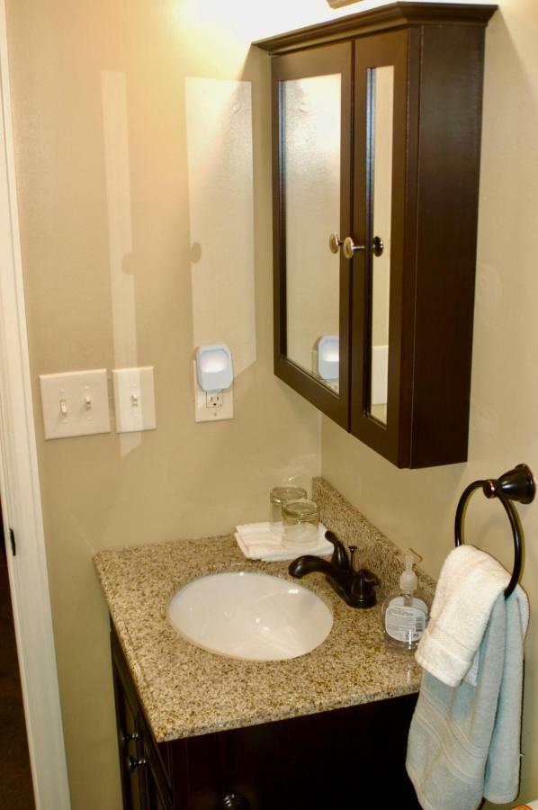 Blue Bear Den 3BR 2BA DTC Private Apt Hot Tub Eksteriør billede